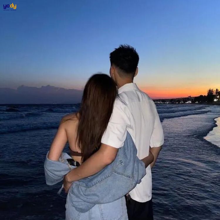 Cặp đôi tạo dáng chụp ảnh bãi biển 