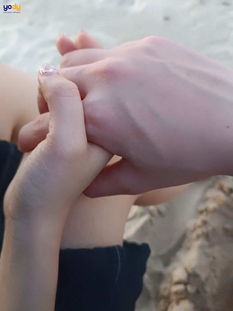 Cặp đôi tạo dáng chụp ảnh bãi biển 