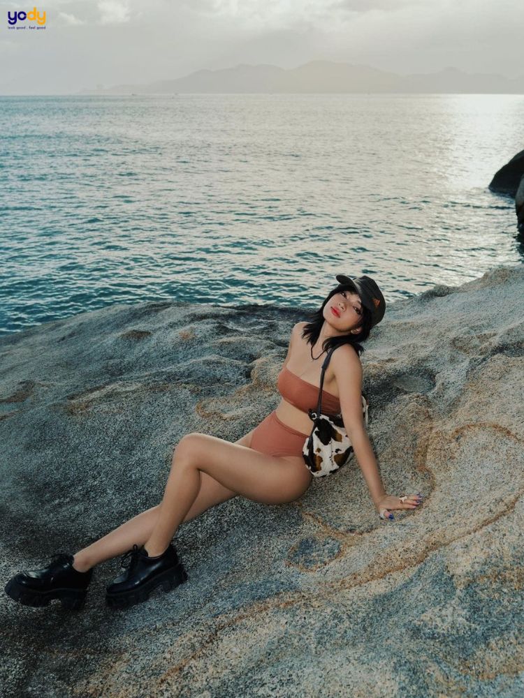 Cách tạo dáng chụp ảnh bãi biển với bikini 