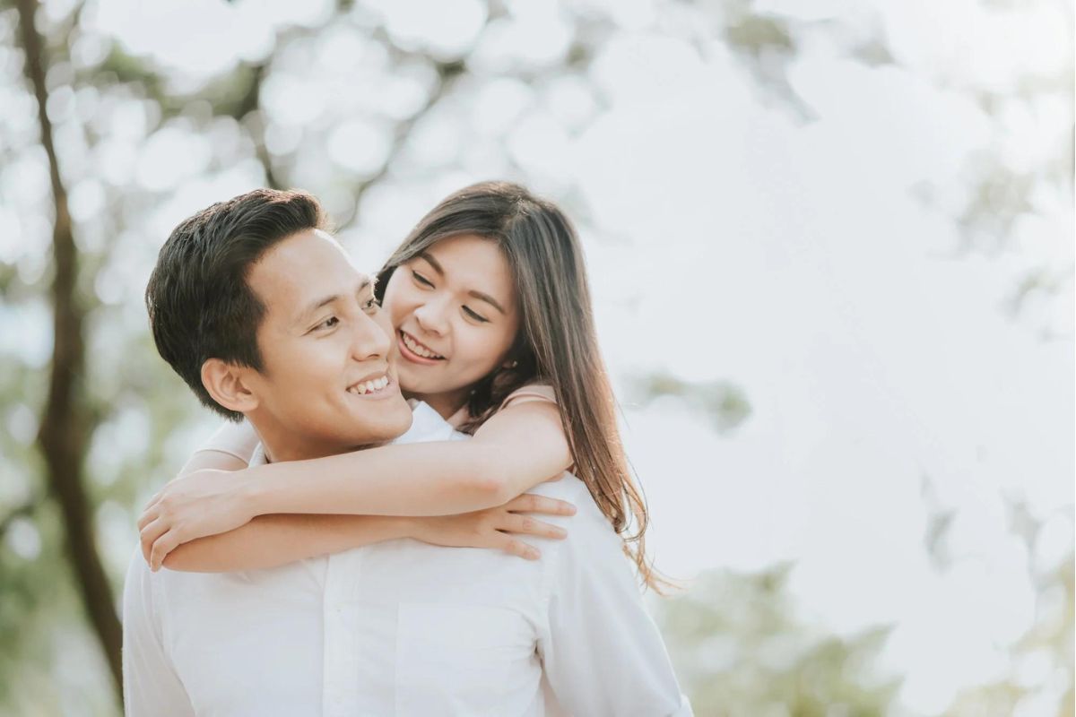 Kiểu tạo dáng ôm người yêu từ phía sau rất phù hợp cho các cặp đôi muốn thể hiện sự bảo vệ và quan tâm