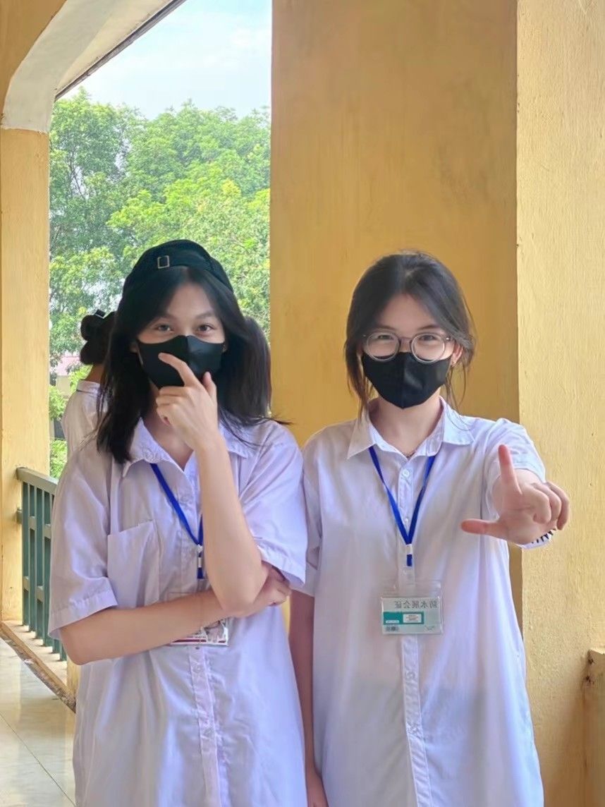 Ảnh gái học sinh cấp 3 che mặt