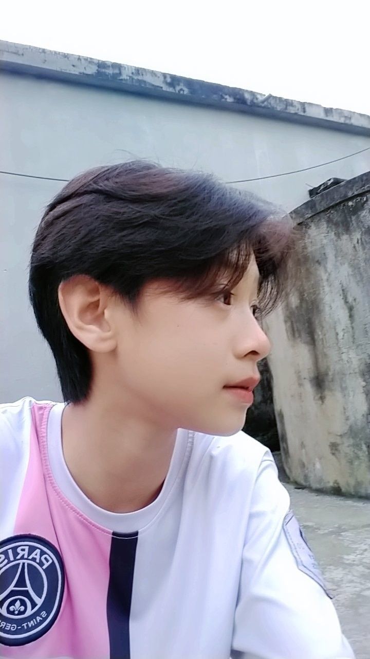 Hình trai đẹp k10 lan truyền mạnh mẽ nhờ thần thái tự nhiên và cá tính