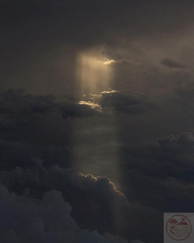 Lặng nhìn mây dày, cảm giác cô đơn bỗng ùa về