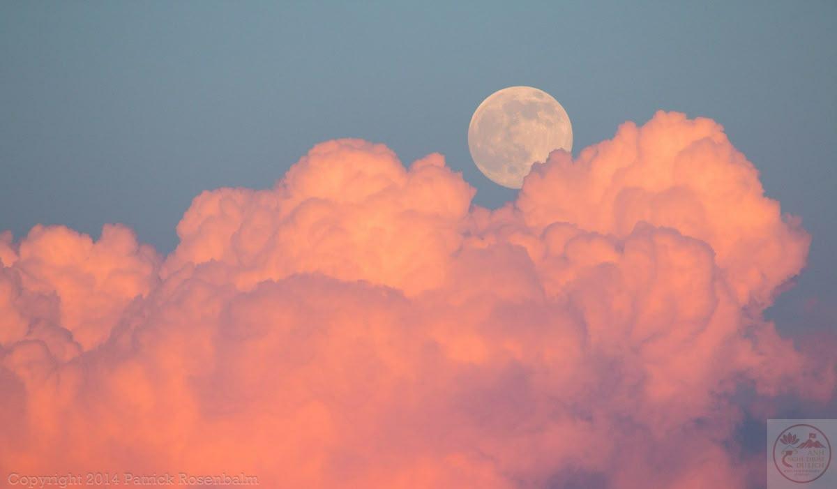 Khi mây phủ kín bầu trời, mọi suy nghĩ cũng trở nên dịu dàng