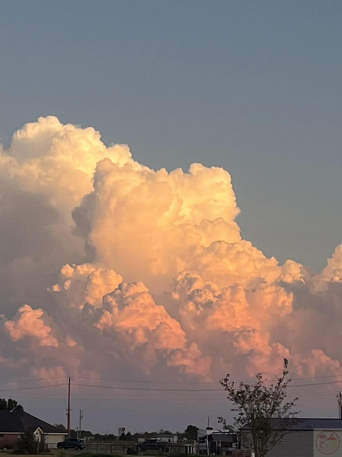 Trôi giữa mênh mông trời cao, lòng người cũng lặng xuống êm đềm