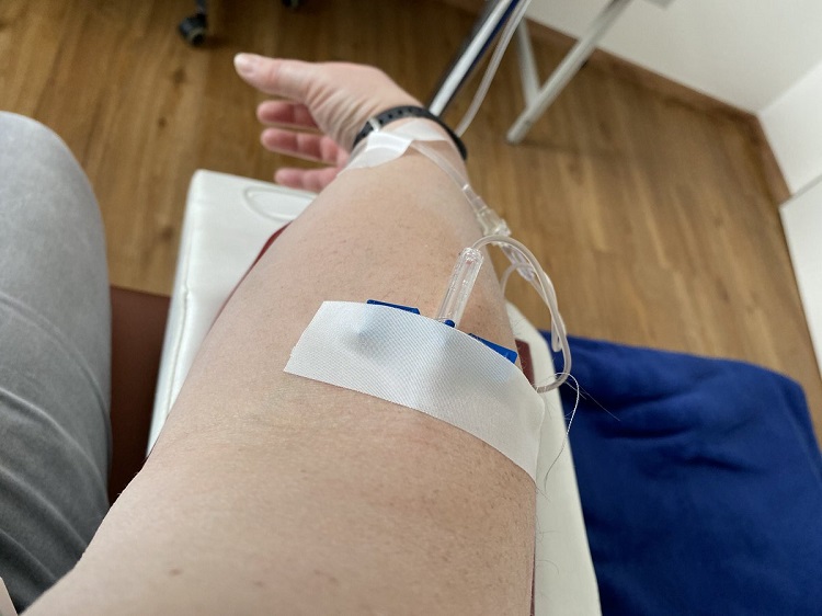 Ảnh truyền nước biển ở tay nam tại nhà