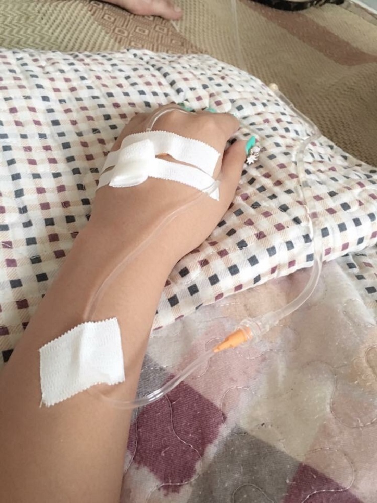 Truyền nước biển ảnh nằm viện chụp tay