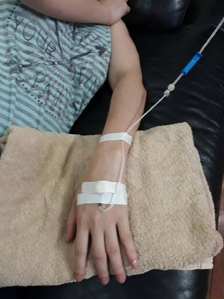 Truyền nước biển ảnh nằm viện chụp tay