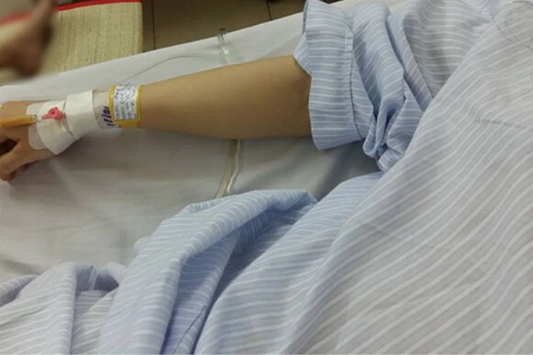 Truyền nước biển ảnh nằm viện chụp tay