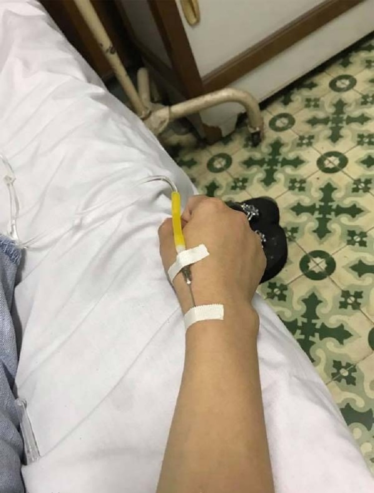 Truyền nước biển ảnh nằm viện chụp tay