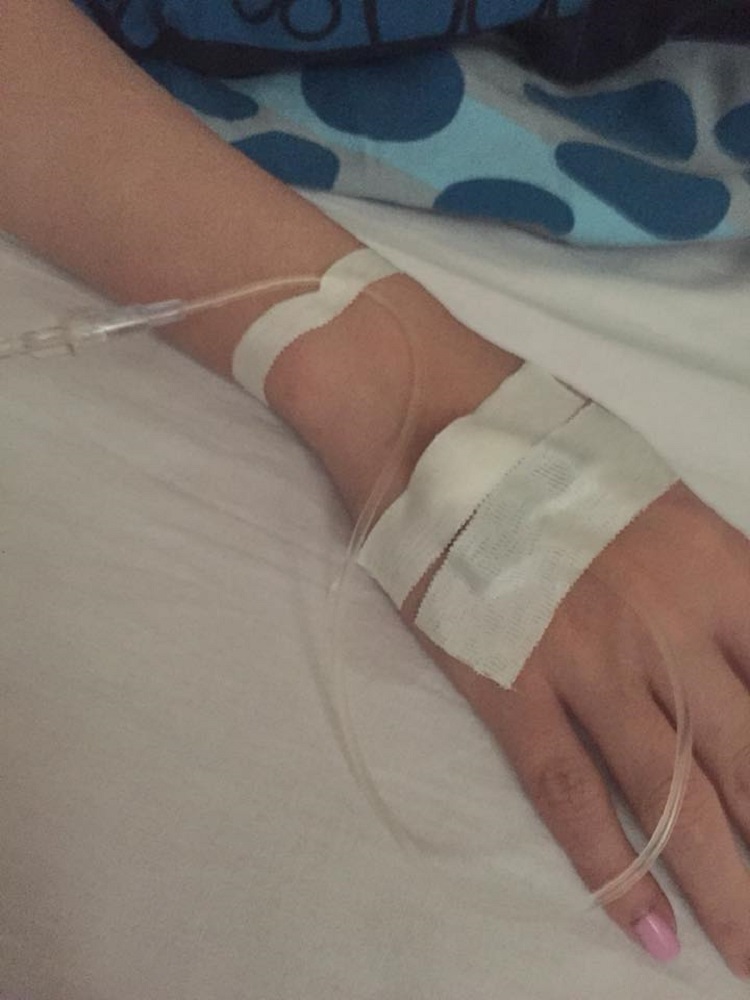 Truyền nước biển ảnh nằm viện chụp tay