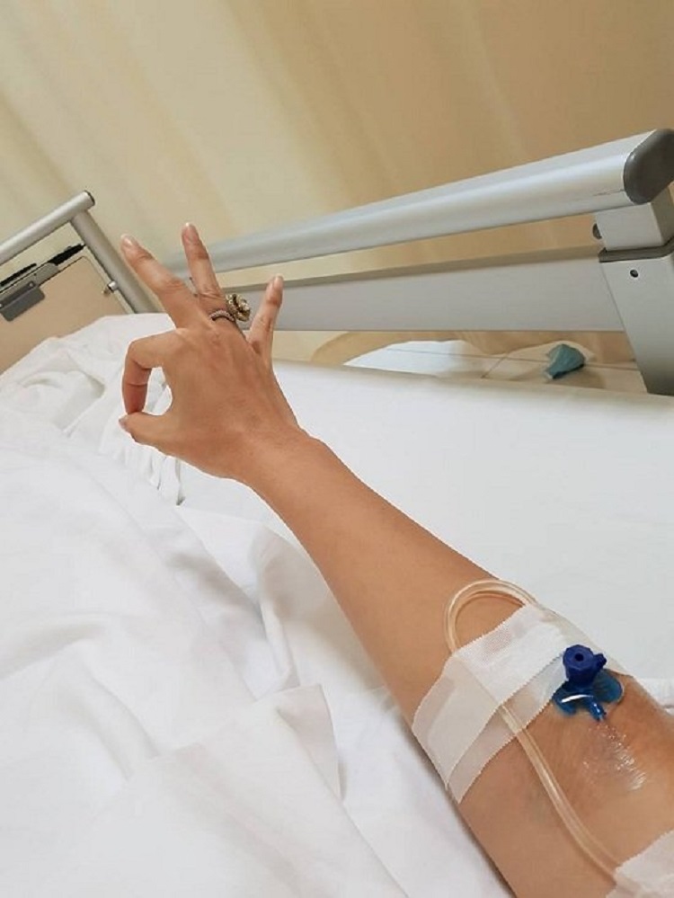 Truyền nước biển ảnh nằm viện chụp tay