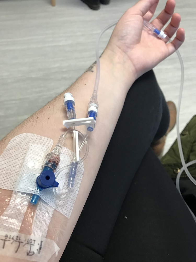 Ảnh truyền nước biển tay nam 