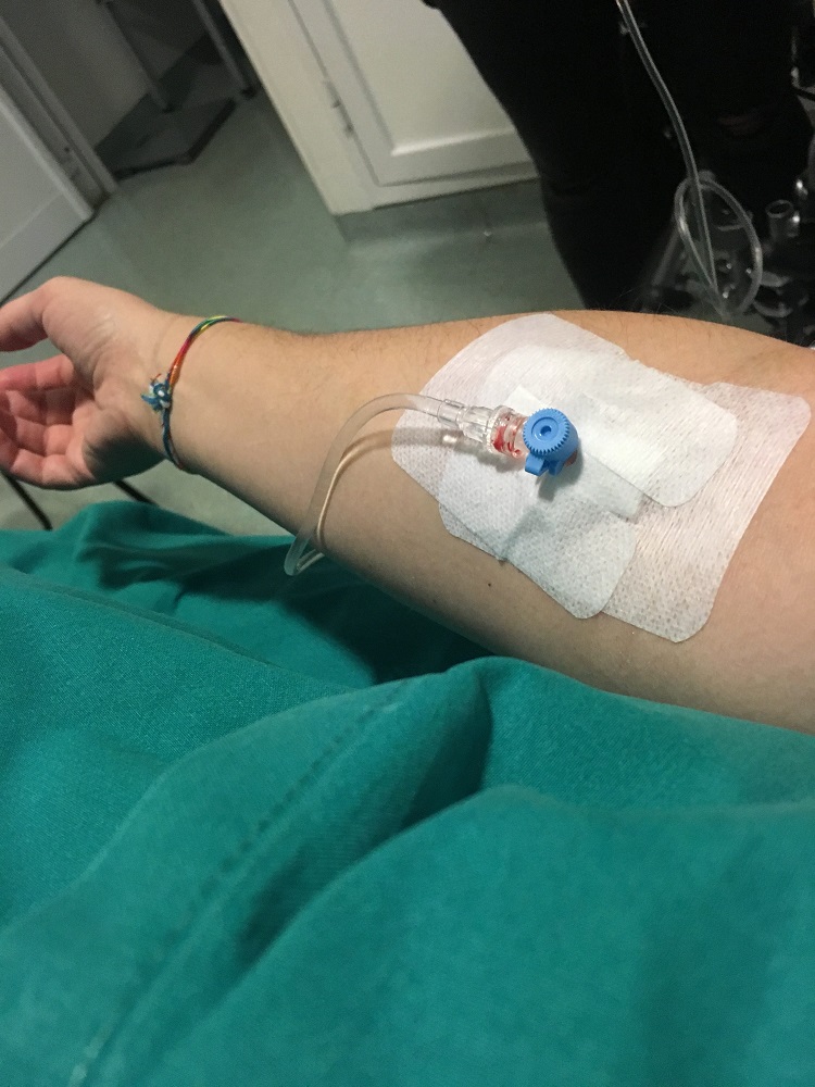Truyền nước biển ảnh nằm viện chụp tay