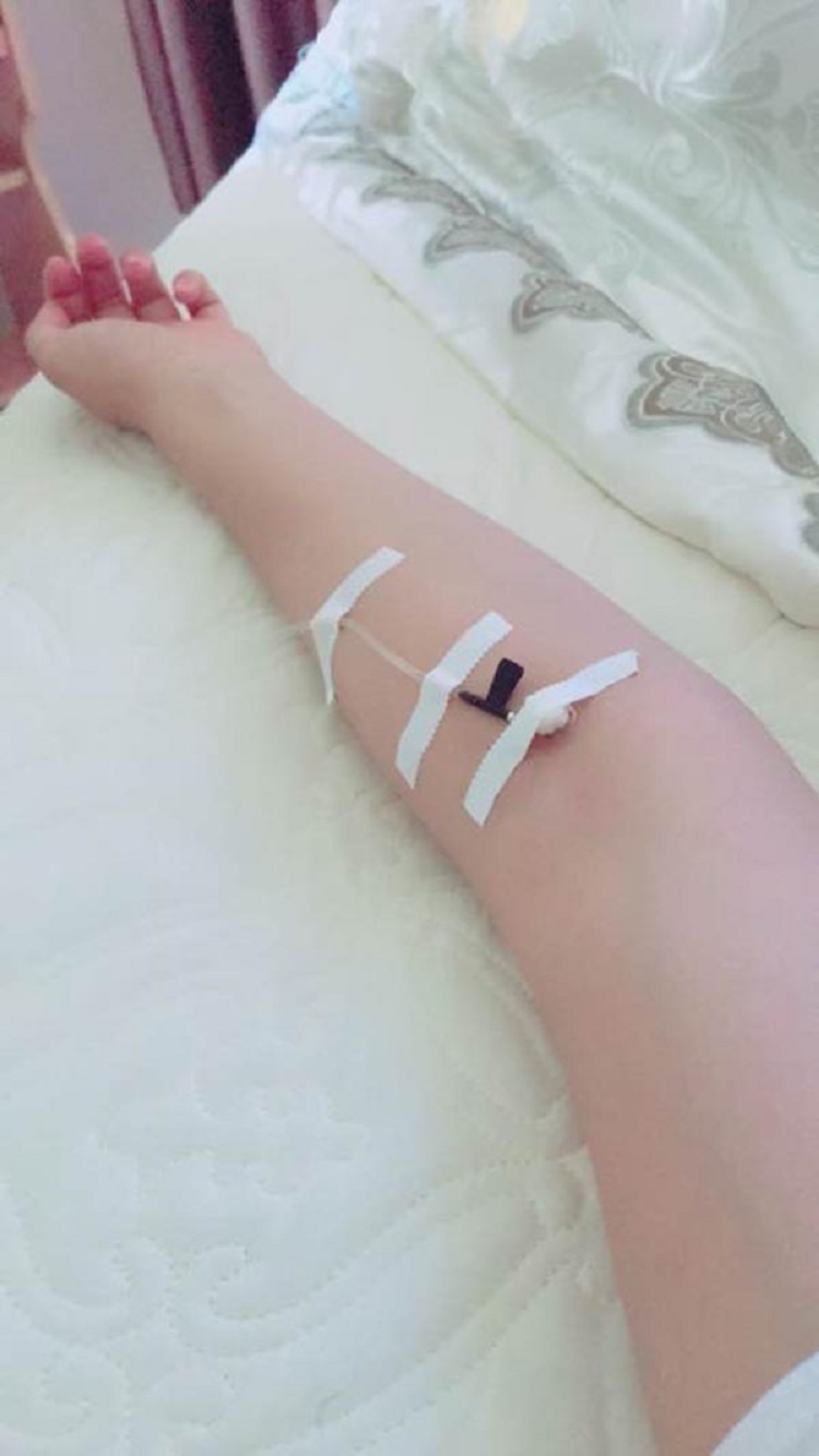 Chụp ảnh truyền nước tay con gái