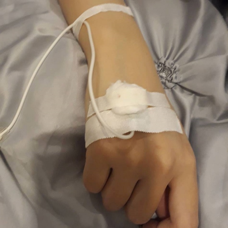 Hình ảnh chụp tay truyền nước nữ