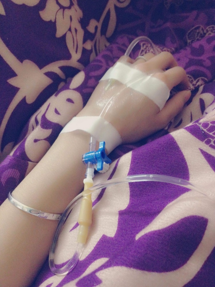 Truyền nước biển ảnh nằm viện chụp tay