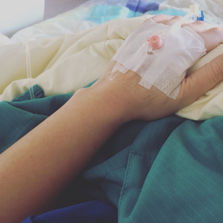 Hình ảnh tay truyền nước biển ở bệnh viện