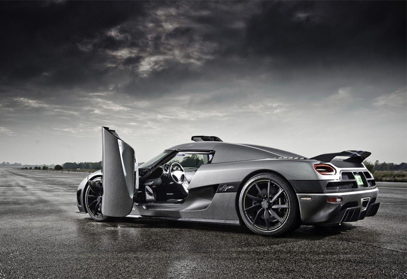 Hinh-nen-o-to-trang-den-cuc-ngau