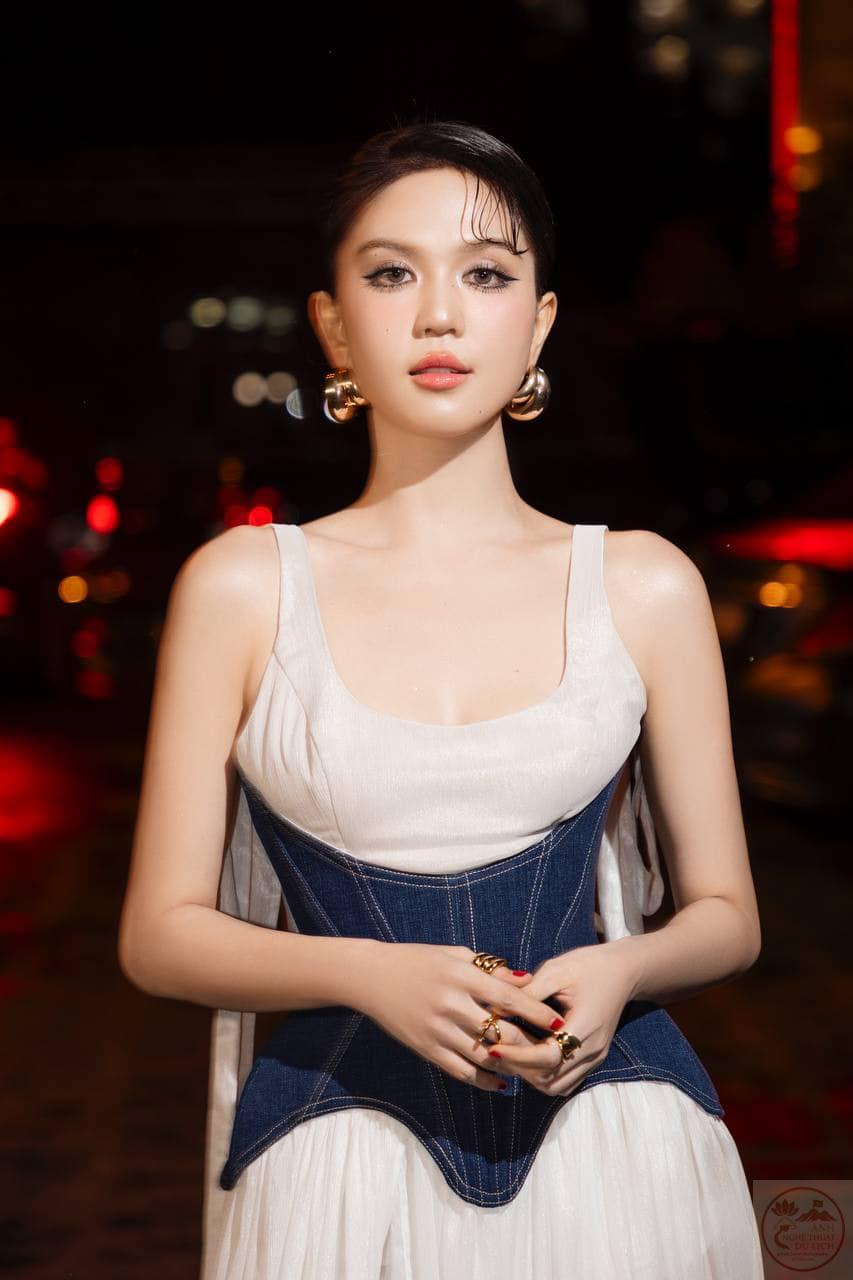 Ngọc Trinh được khen ngợi nhờ sự tự tin và chuyên nghiệp khi xuất hiện