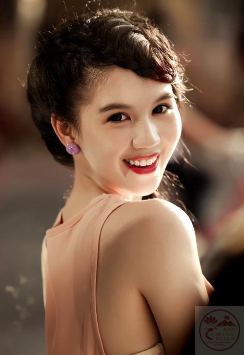 Ngọc Trinh ghi điểm với thần thái chuyên nghiệp trong từng khung hình