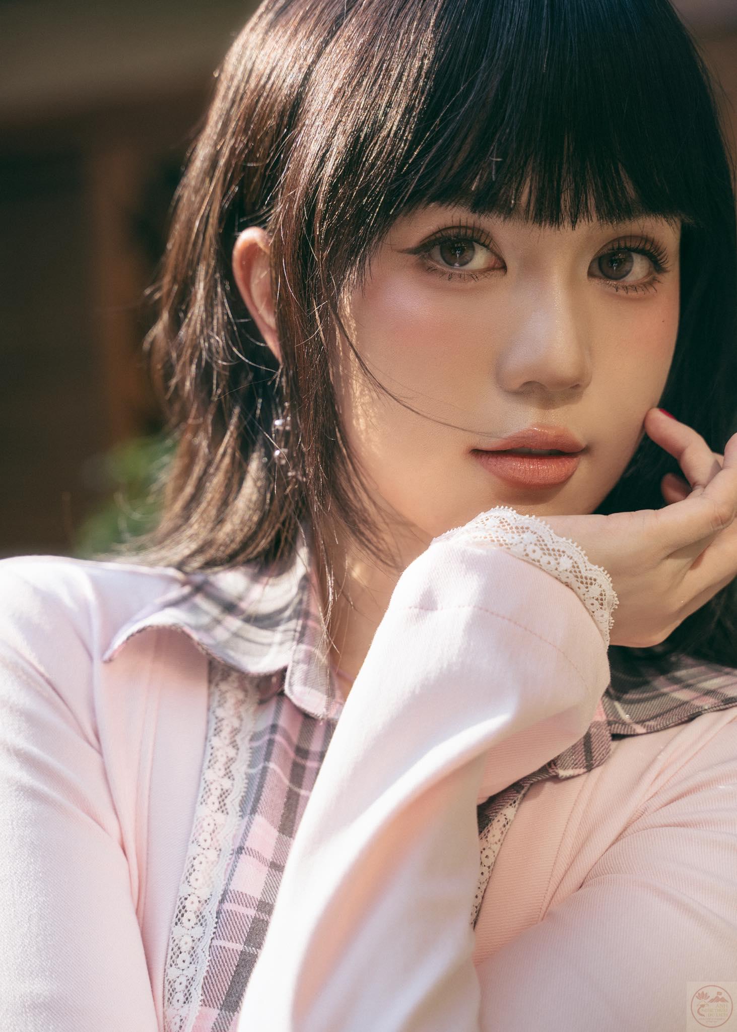 Ngọc Trinh khiến fan thích thú với phong cách trẻ trung ngoài đời