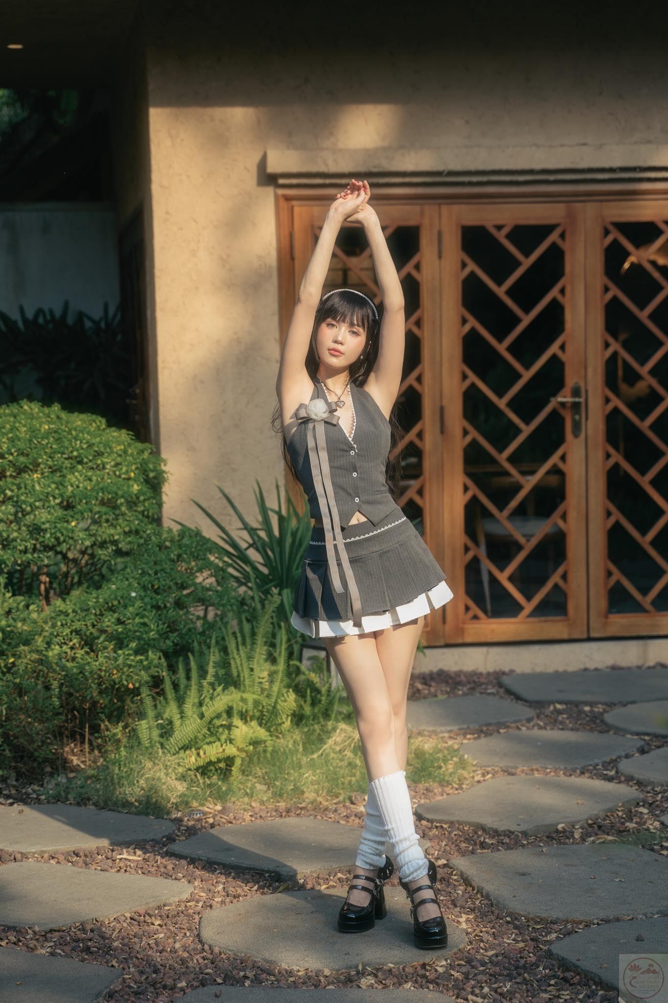 Cô nàng được fan yêu mến bởi thần thái tự tin dù ở đời thường