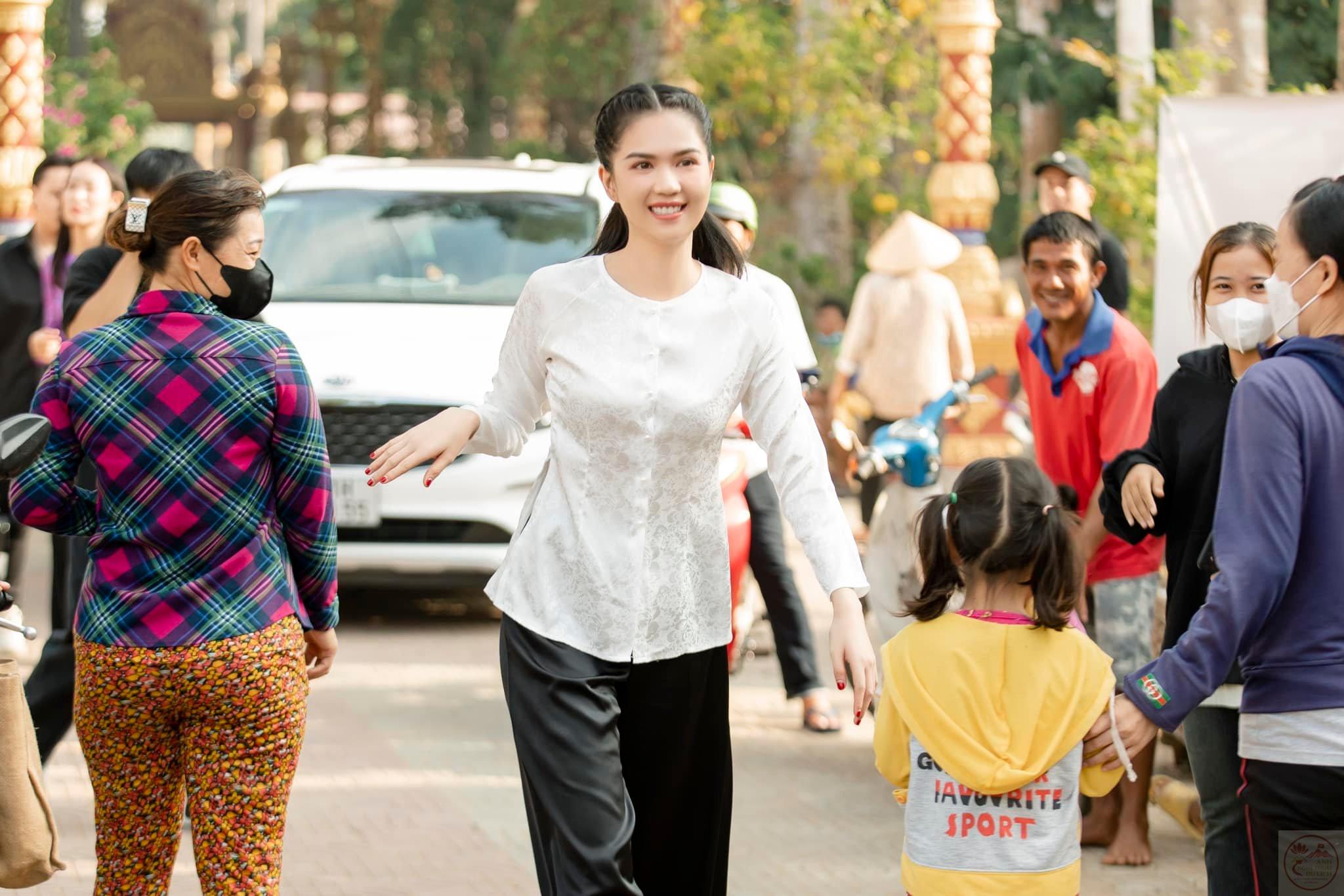 Cô nàng hot girl khiến khán giả bất ngờ bởi sự giản dị trong đời thường