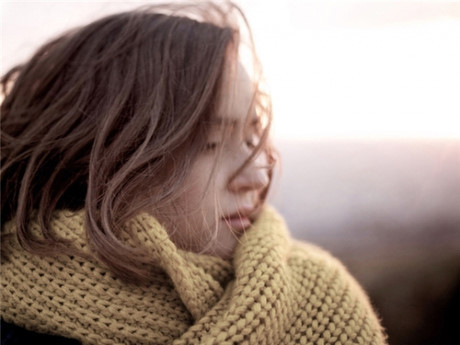 Bat ngo truoc dung nhan that cua co gai chuyen chup anh tu phia sau - Anh 12