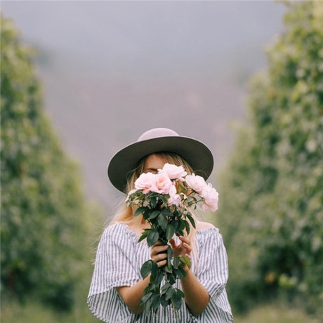 Bat ngo truoc dung nhan that cua co gai chuyen chup anh tu phia sau - Anh 10