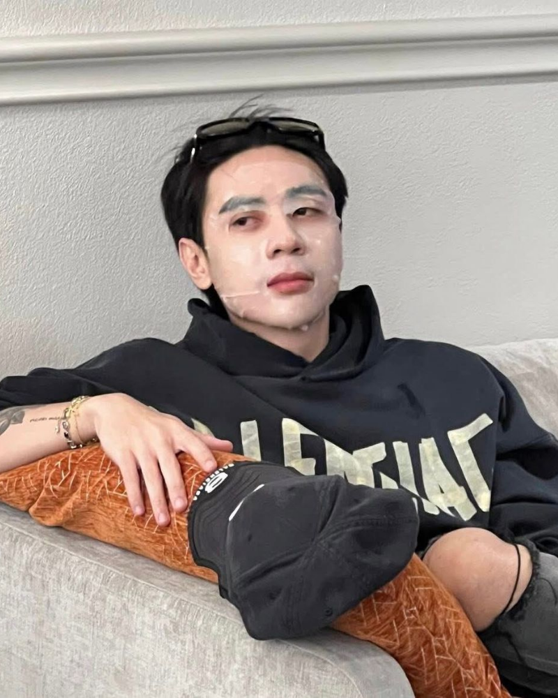 Khoảnh khắc đắp mặt nạ dậy sóng cộng đồng mạng