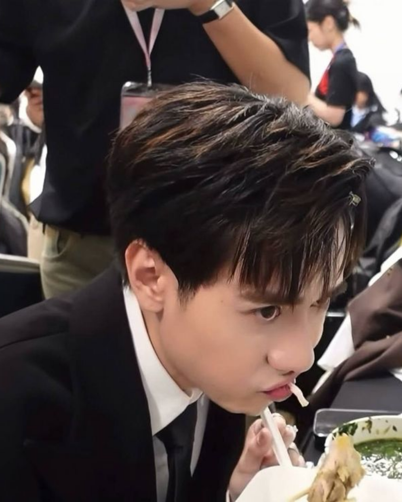 Ảnh dìm vô tri bá đạo của Quang Hùng