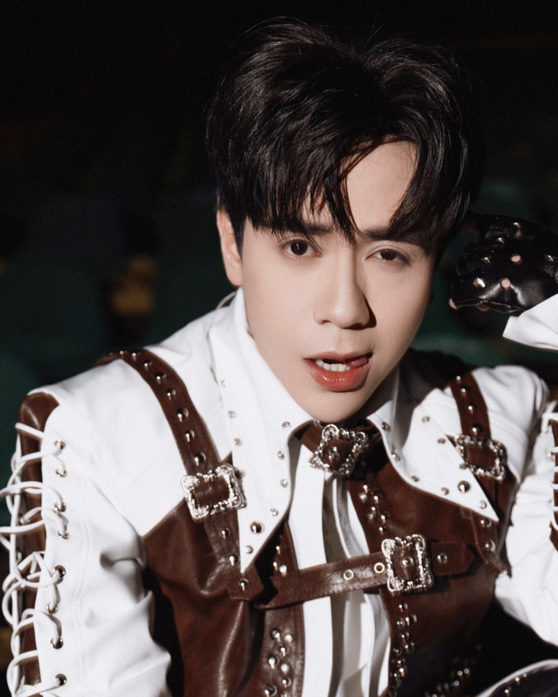 Ảnh anh trai Quang Hùng cool ngầu đốn tim fan