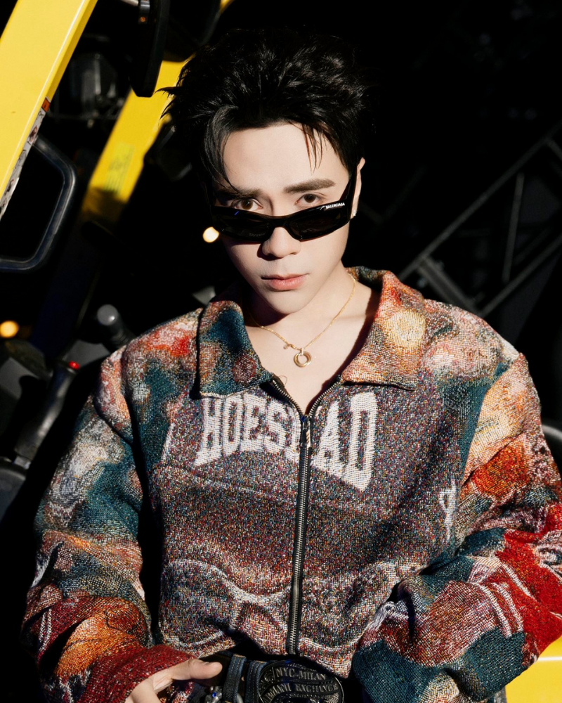 thần thái cực cool ngầu với mắt kính đen huyền bí