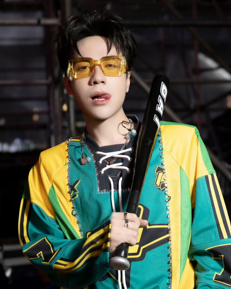 Ảnh tạo dáng cực cool ngầu bên cạnh cây đánh bóng chày 