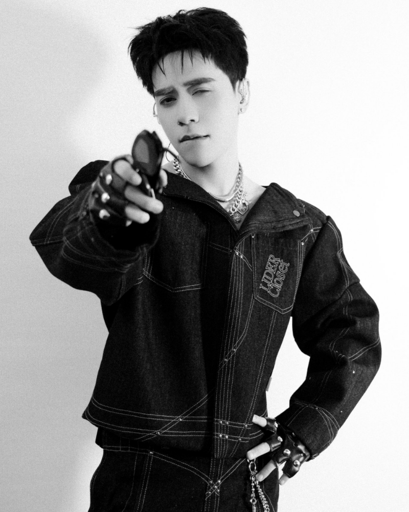 Hình ảnh Quang Hùng cool ngầu khi tạo dáng trước ống kính, thần thái chuẩn fashionista.