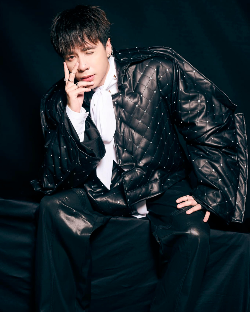 MasterD cool ngầu với biểu cảm lạnh lùng, mang vibe bad boy cực chất