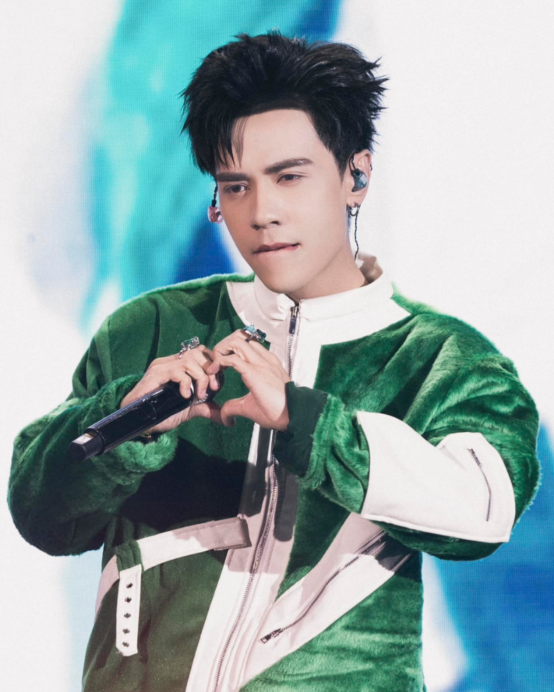 MasterD cool ngầu khi pose dáng trước máy ảnh, đầy khí chất ngôi sao.