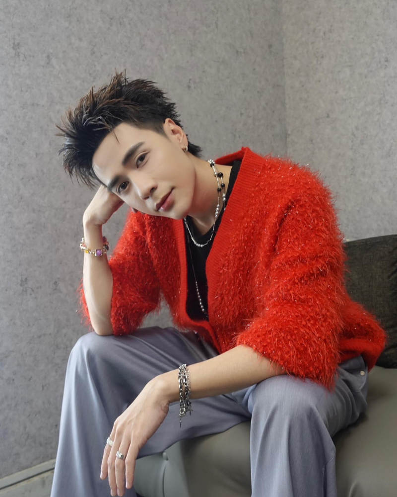 Phong cách cool ngầu của Quang Hùng khiến hình ảnh đời thường trở nên đặc biệt