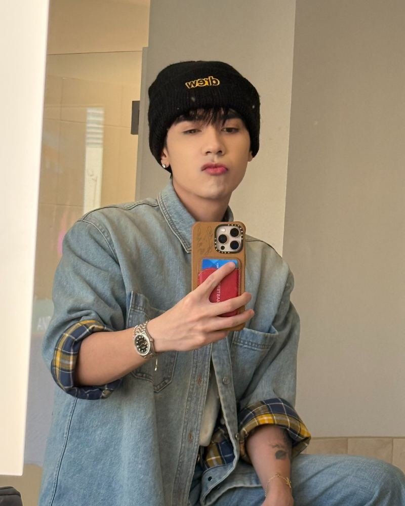 Quang Hùng selfie chu môi cute trước gương