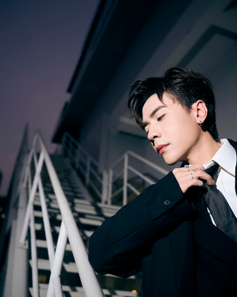 Quang Hùng gây sốt với hình ảnh cool ngầu với concept tối giản, tập trung hoàn toàn vào thần thái khuôn mặt