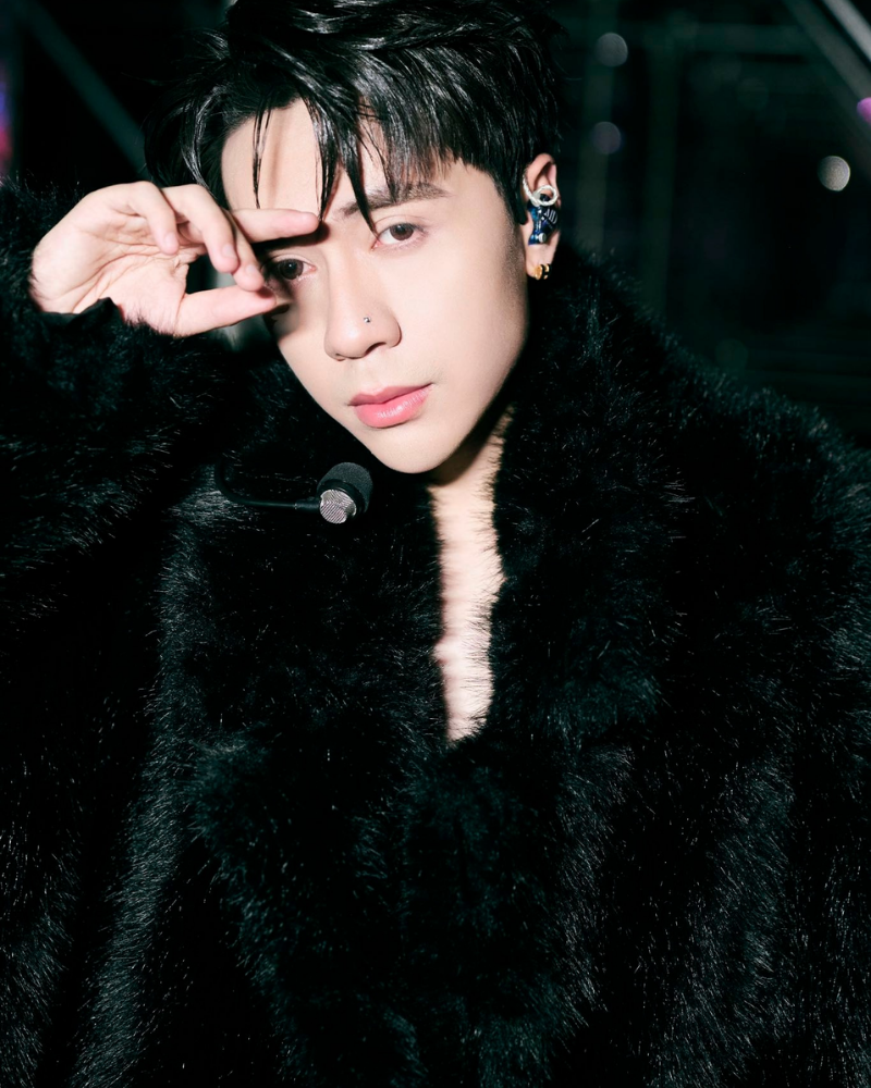 MasterD ngầu với ánh nhìn sắc lạnh, phù hợp cho concept nghệ sĩ quốc tế.