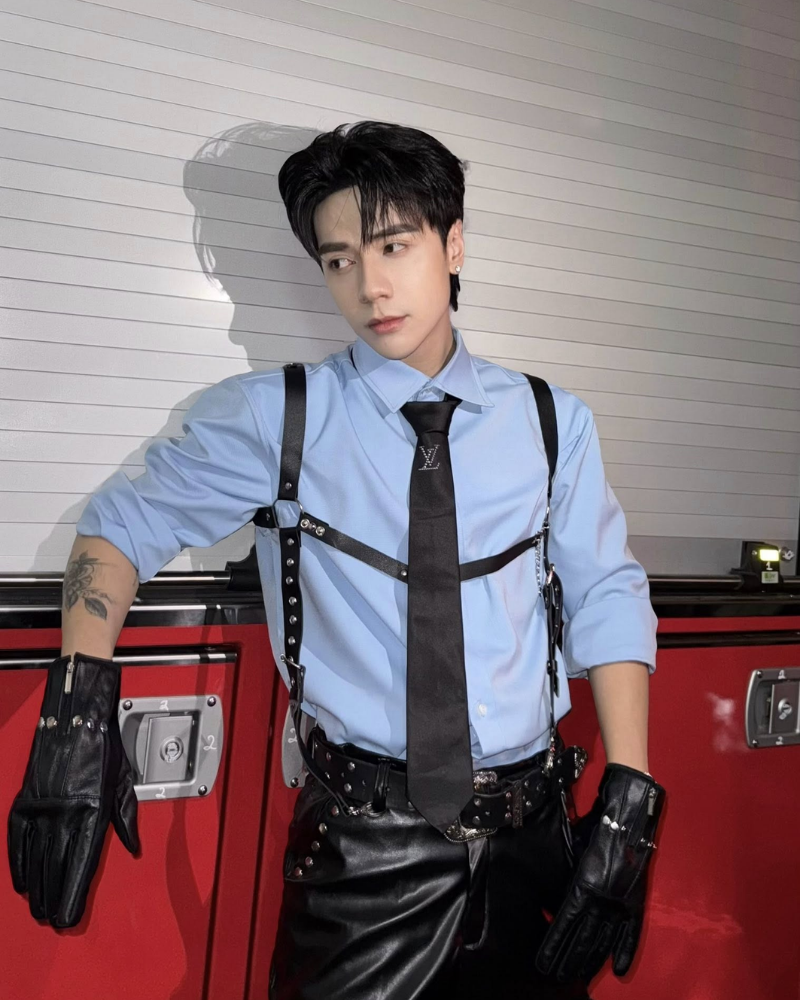 Hình ảnh Quang Hùng cool ngầu trong chiếc áo sơ mi, mang lại phong thái trưởng thành và lịch lãm