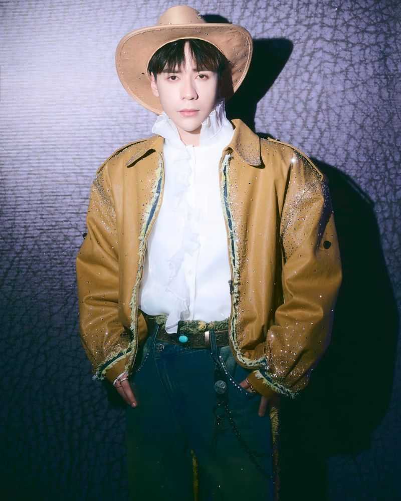 Quang Hùng với phong cách đường phố, mang lại vibe nghệ sĩ trẻ trung và năng động