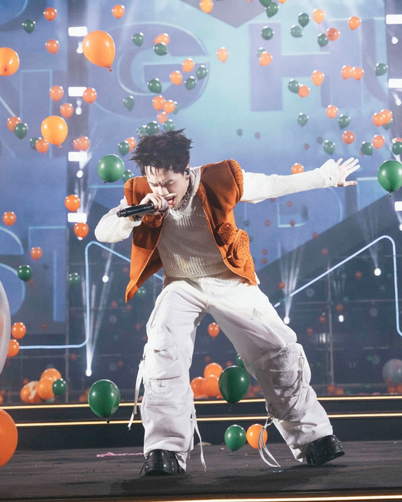 Quang Hùng MasterD nhảy trên sân khấu với phong cách đầy năng lượng