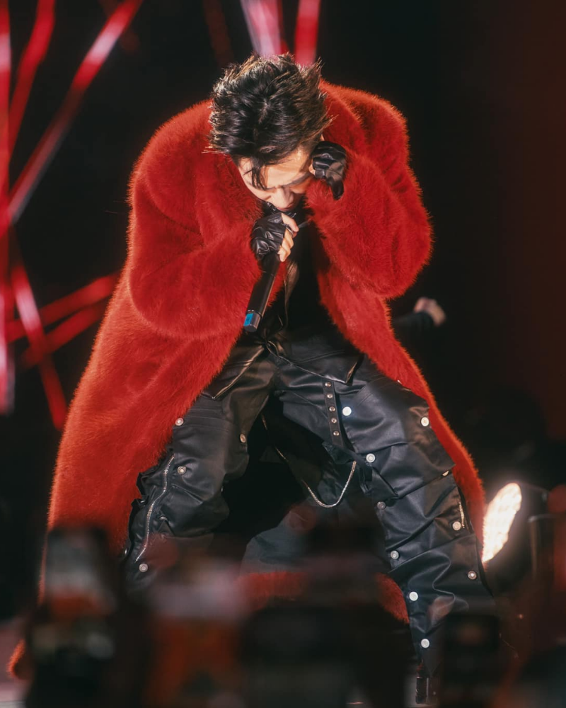 Quang Hùng MasterD trình diễn trên sân khấu cùng thần thái cuốn hút