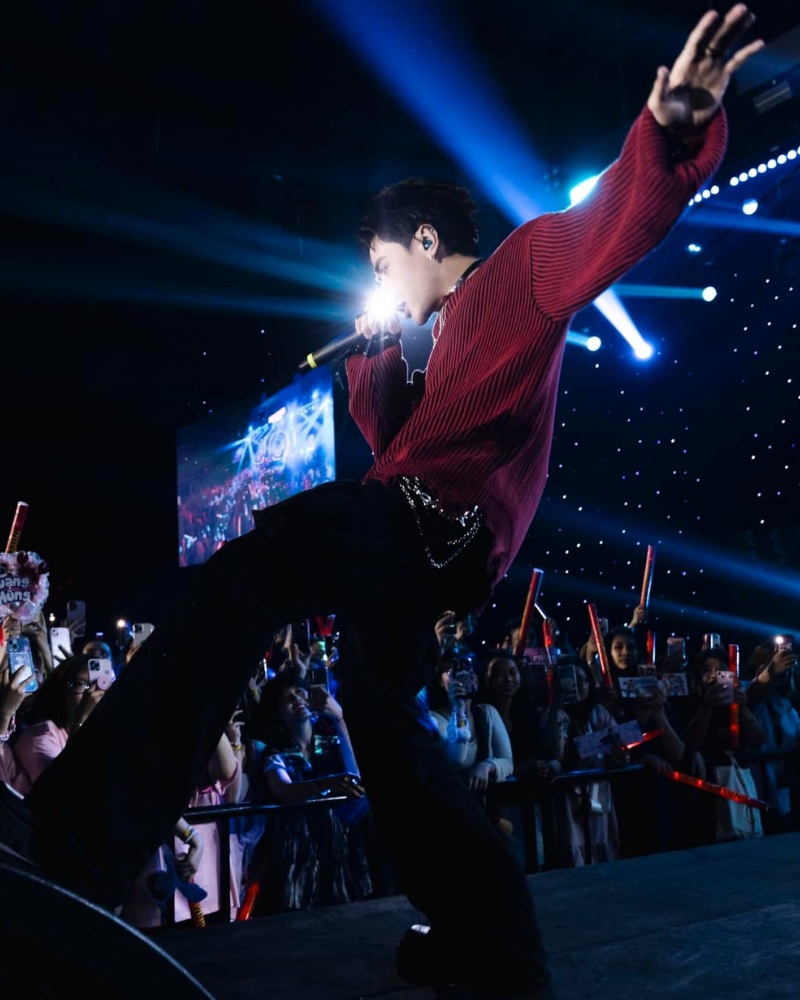 Quang Hùng nhảy trên sân khấu với vũ đạo mạnh mẽ