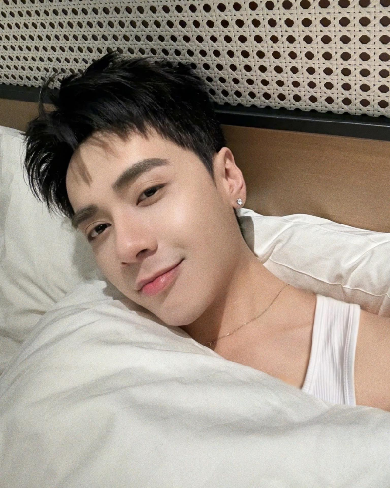 Ca sĩ Quang Hùng selfie so cute chúc fan ngủ ngon