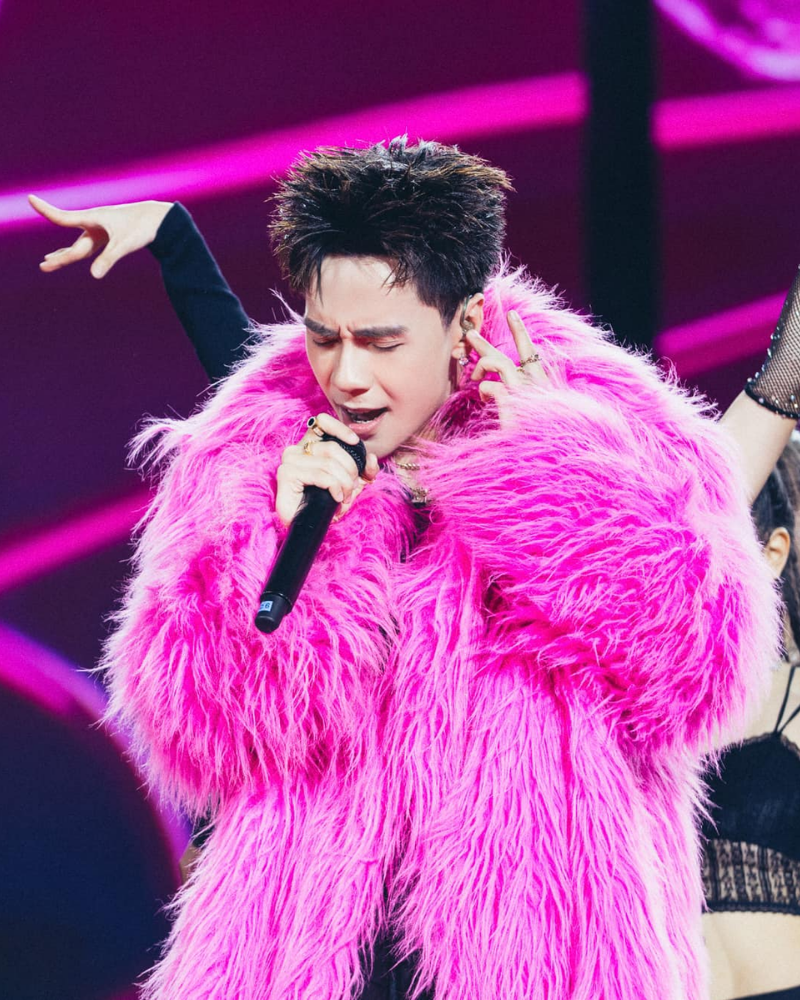 Quang Hùng nhảy bốc lửa trong trang phục biểu diễn nổi bật