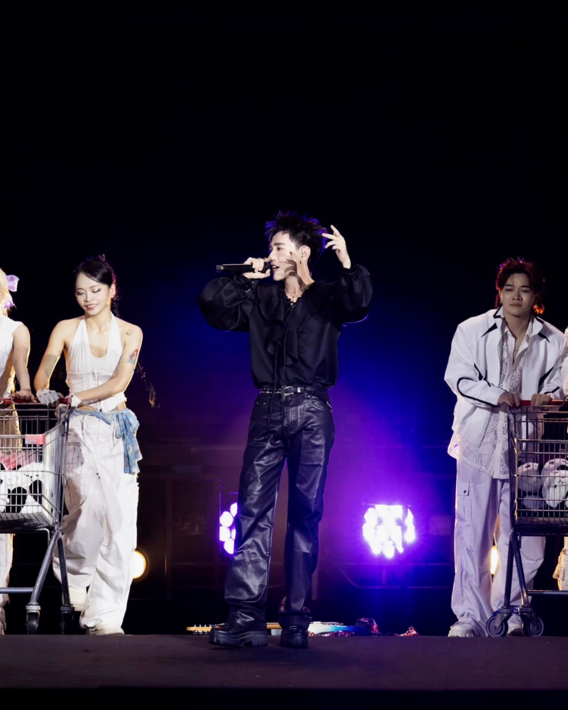 MasterD nhảy trên sân khấu với phong cách idol quốc tế